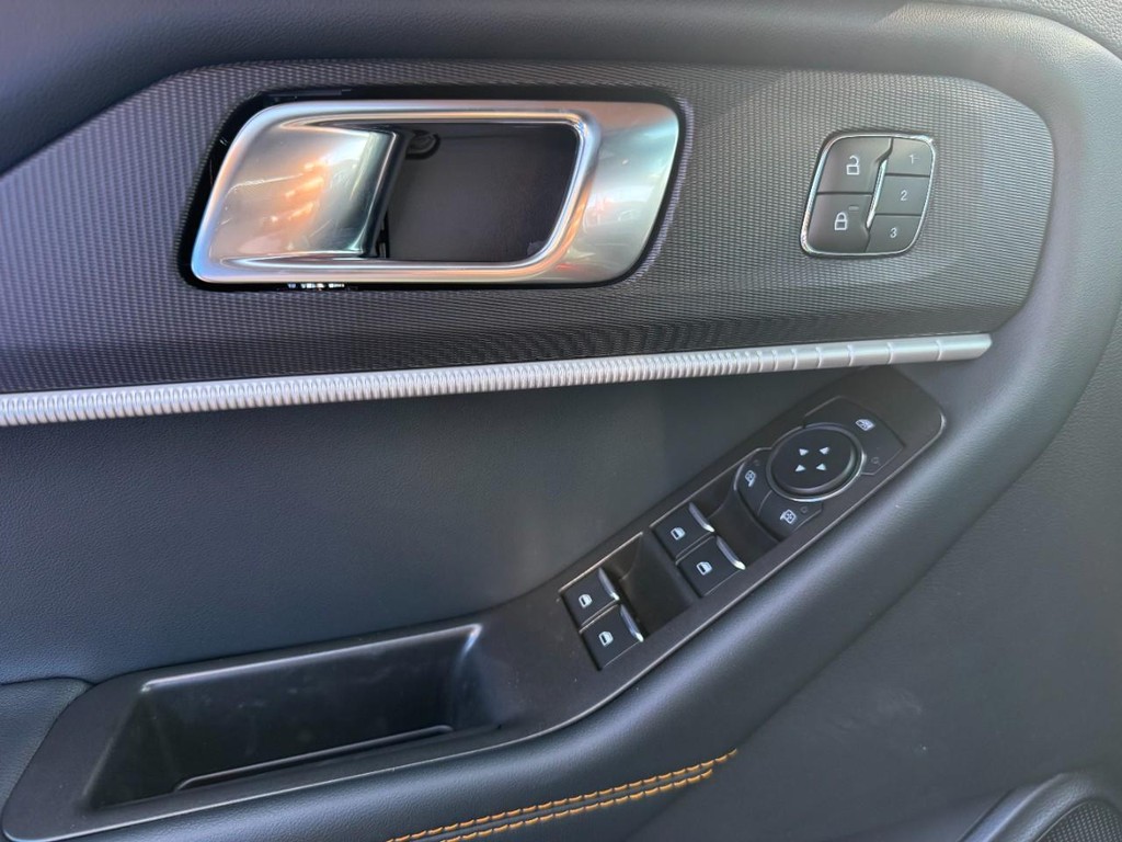 Ford Explorer Vehicle Full-screen Gallery Image 8