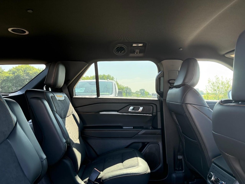 Ford Explorer Vehicle Full-screen Gallery Image 16