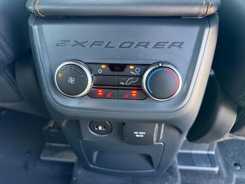 Ford Explorer Vehicle Full-screen Gallery Image 17