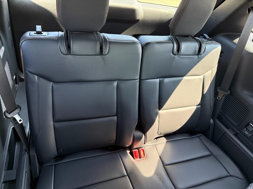 Ford Explorer Vehicle Full-screen Gallery Image 18