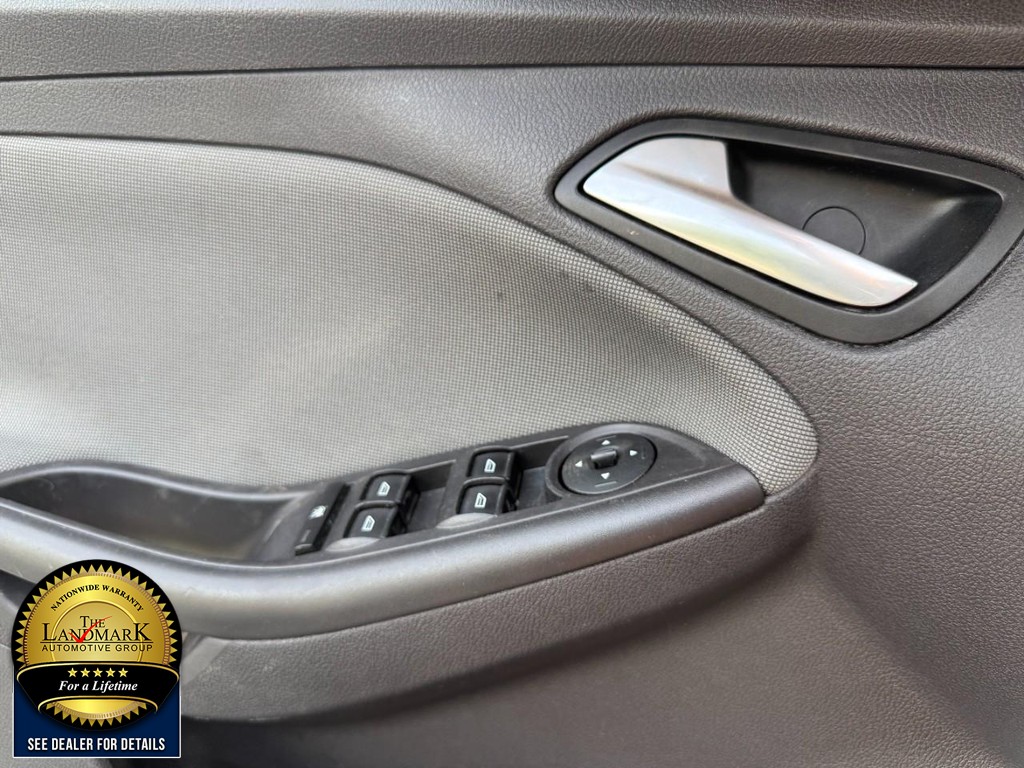 Ford Focus Vehicle Full-screen Gallery Image 8