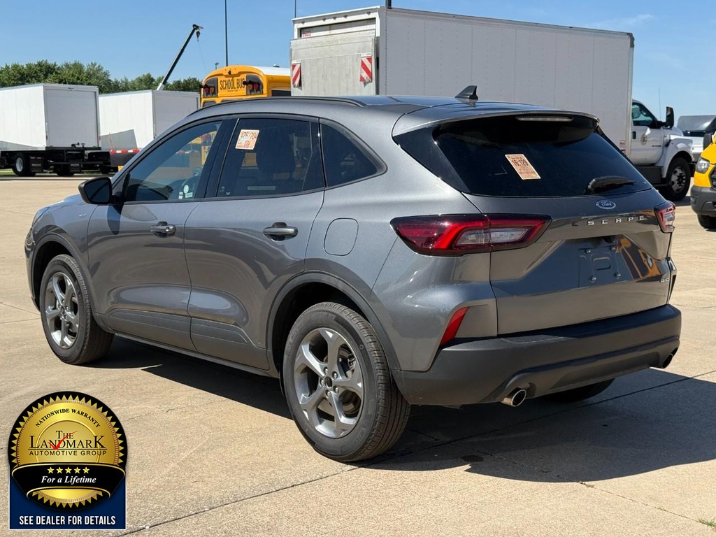 Ford Escape Vehicle Full-screen Gallery Image 7