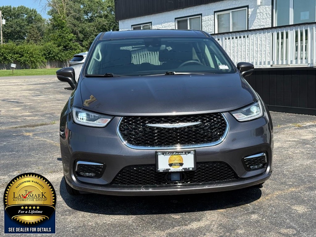 Chrysler Pacifica Vehicle Full-screen Gallery Image 2