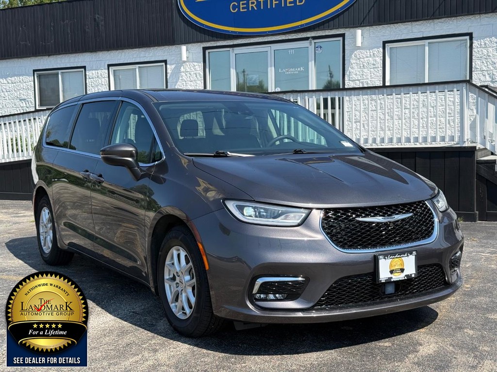 Chrysler Pacifica Vehicle Full-screen Gallery Image 3