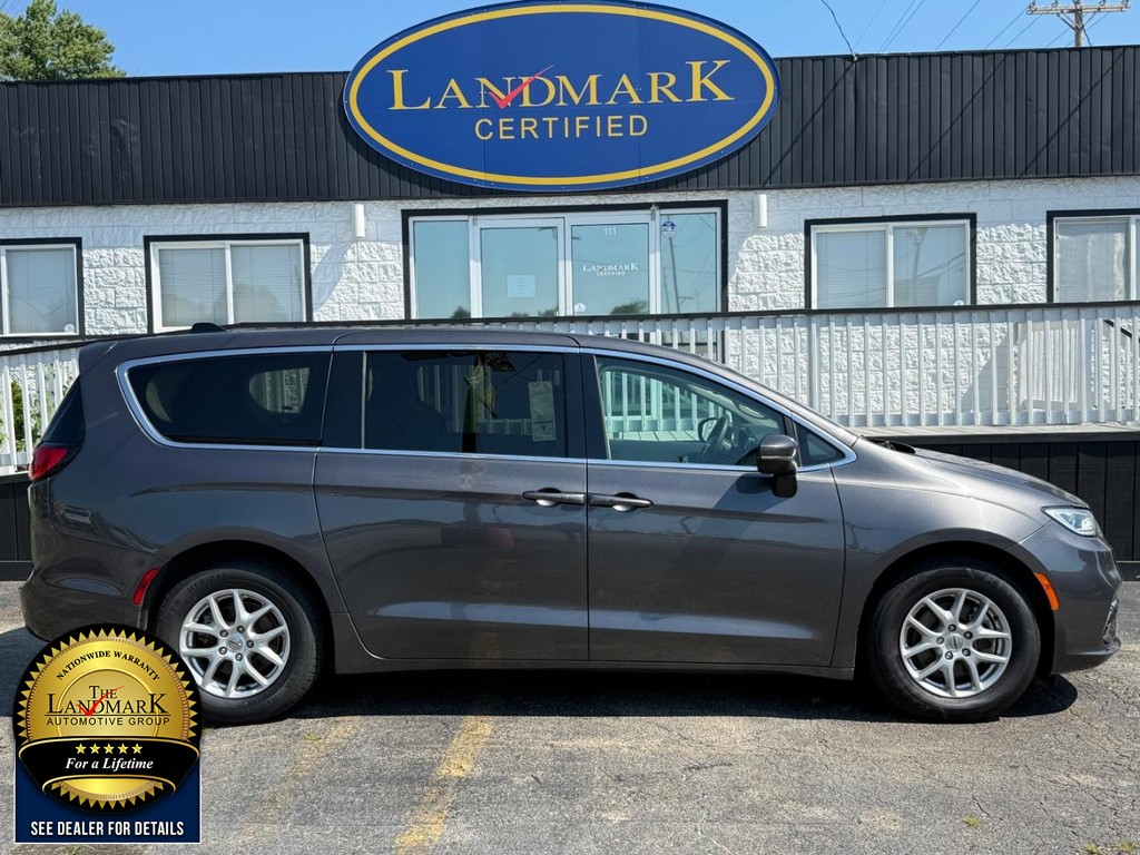 Chrysler Pacifica Vehicle Full-screen Gallery Image 4
