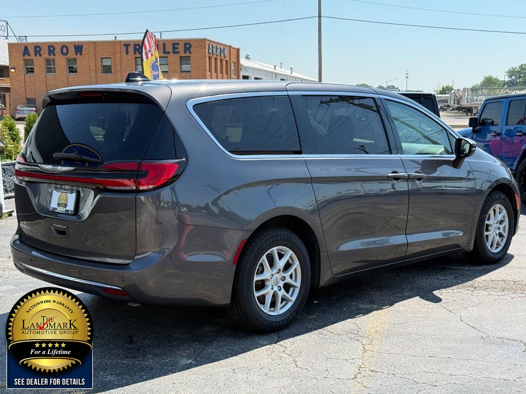 Chrysler Pacifica Vehicle Full-screen Gallery Image 5
