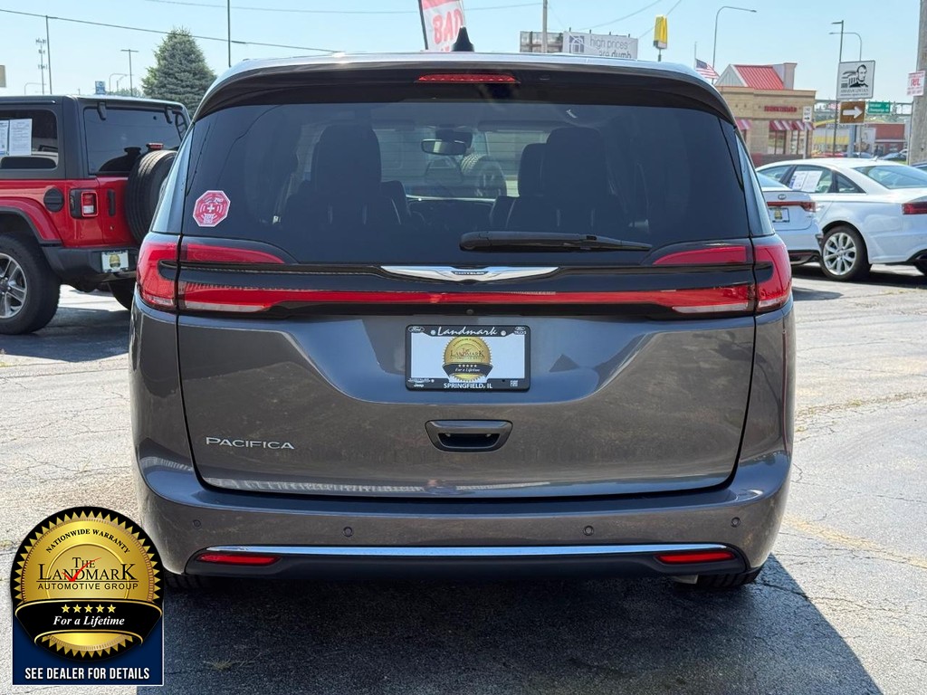 Chrysler Pacifica Vehicle Full-screen Gallery Image 6