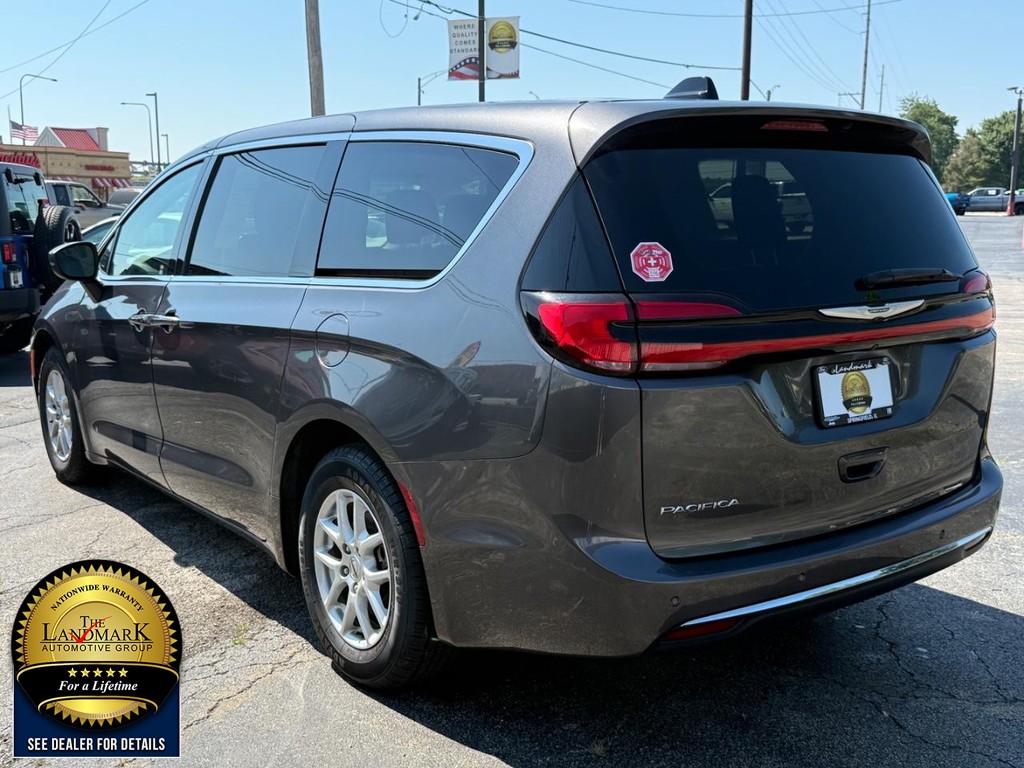 Chrysler Pacifica Vehicle Full-screen Gallery Image 7