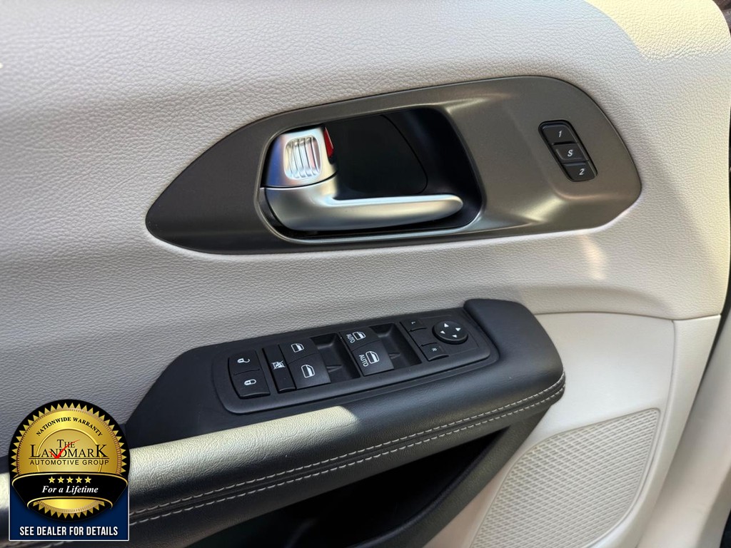 Chrysler Pacifica Vehicle Full-screen Gallery Image 8