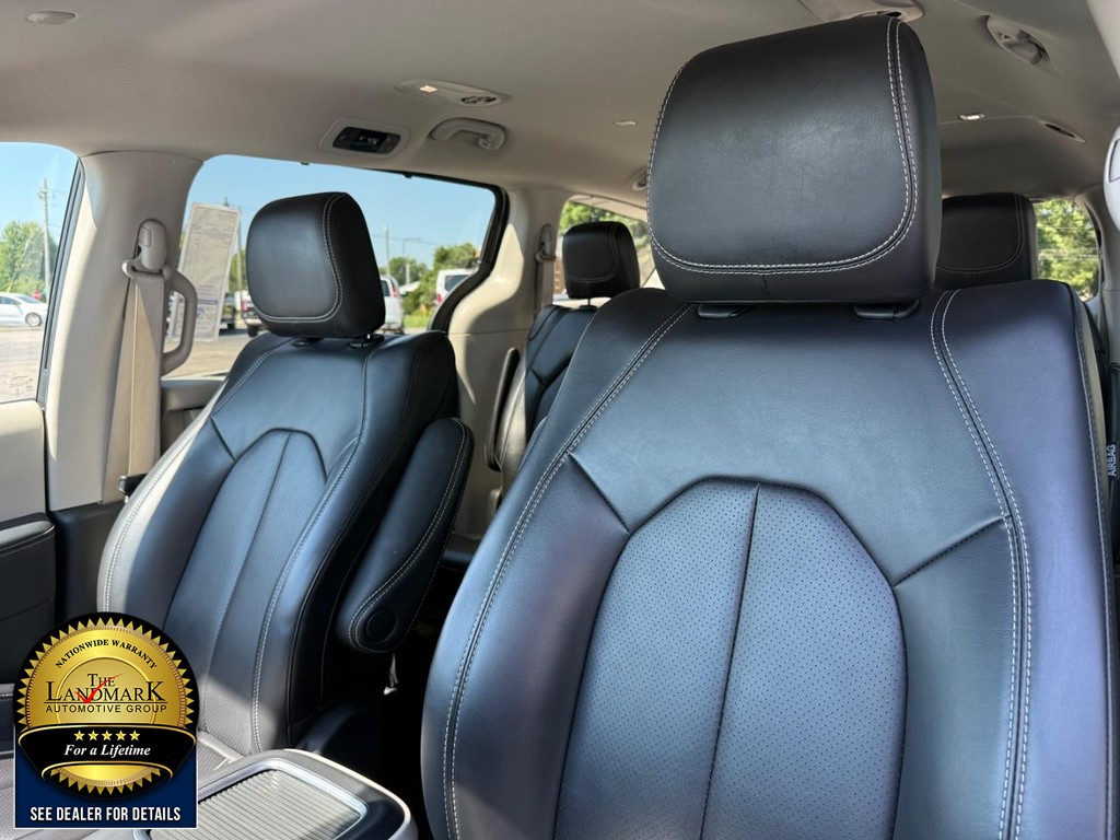 Chrysler Pacifica Vehicle Full-screen Gallery Image 9
