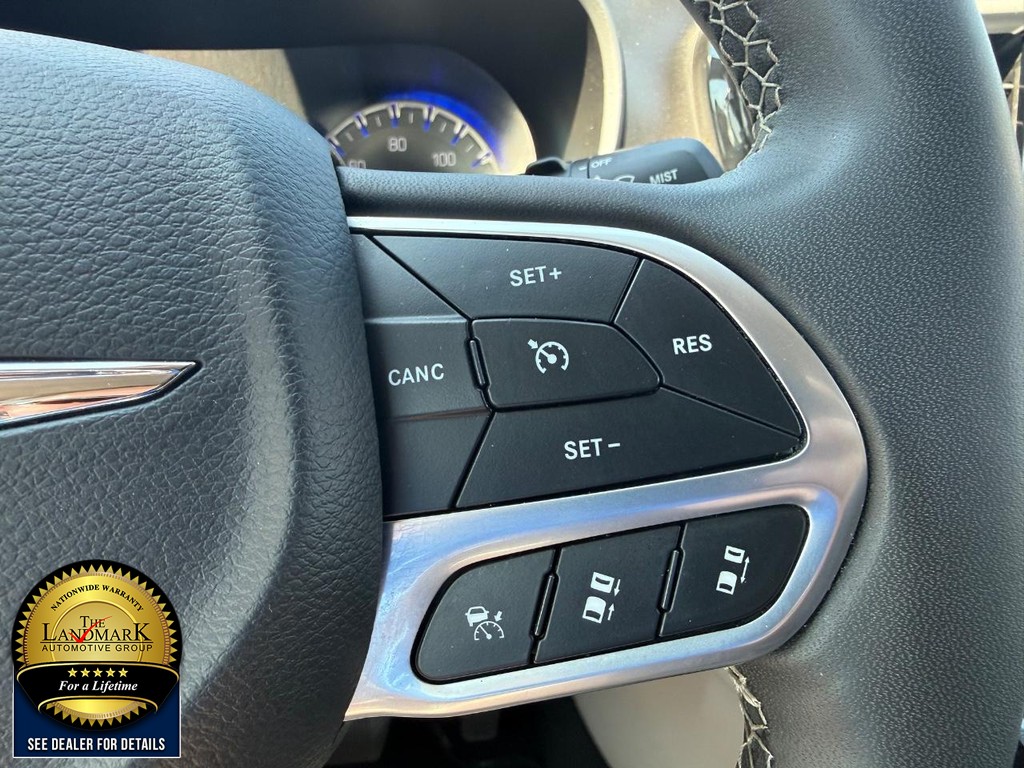 Chrysler Pacifica Vehicle Full-screen Gallery Image 11