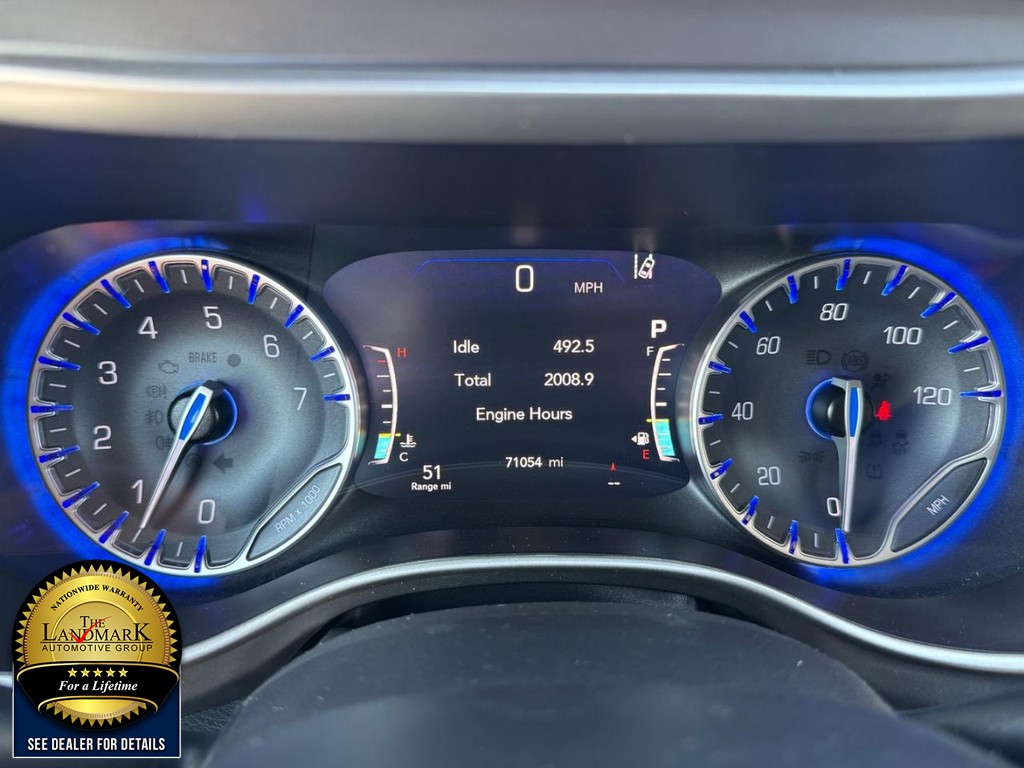 Chrysler Pacifica Vehicle Full-screen Gallery Image 12