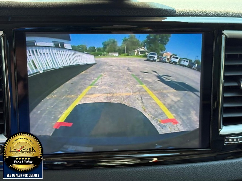 Chrysler Pacifica Vehicle Full-screen Gallery Image 13