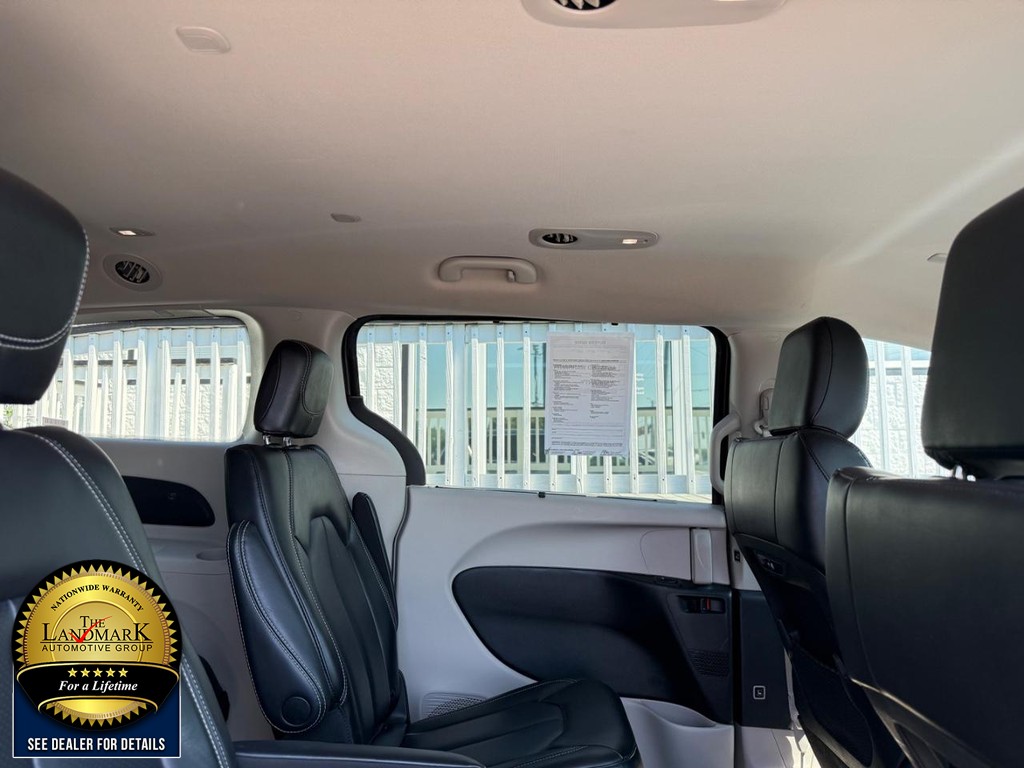 Chrysler Pacifica Vehicle Full-screen Gallery Image 15
