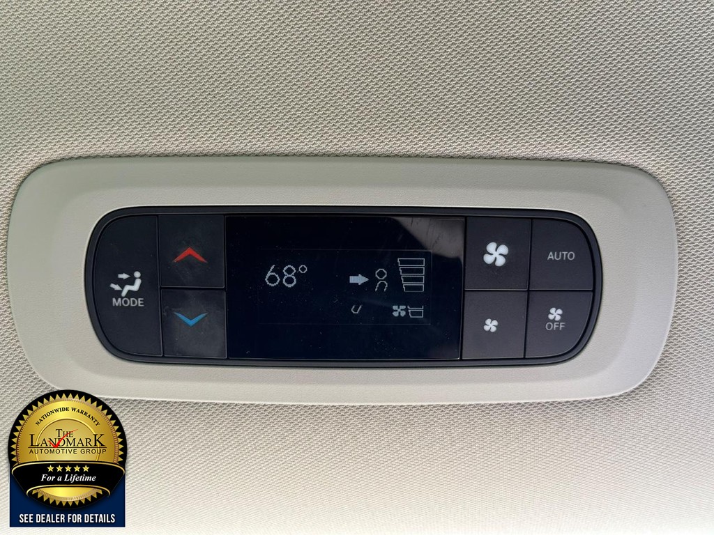 Chrysler Pacifica Vehicle Full-screen Gallery Image 16