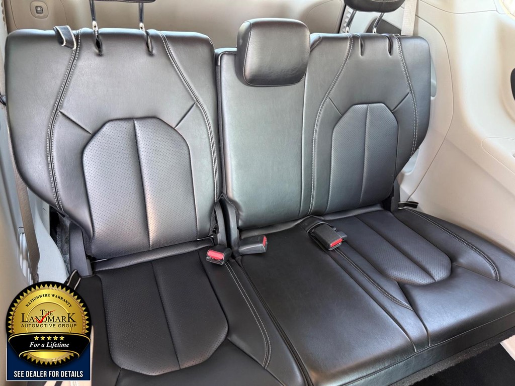 Chrysler Pacifica Vehicle Full-screen Gallery Image 17