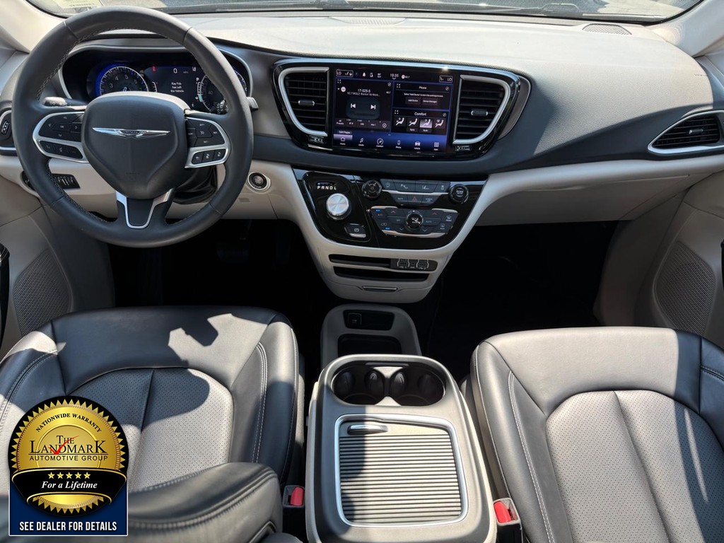 Chrysler Pacifica Vehicle Full-screen Gallery Image 18