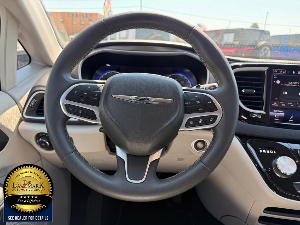 Chrysler Pacifica Vehicle Full-screen Gallery Image 19