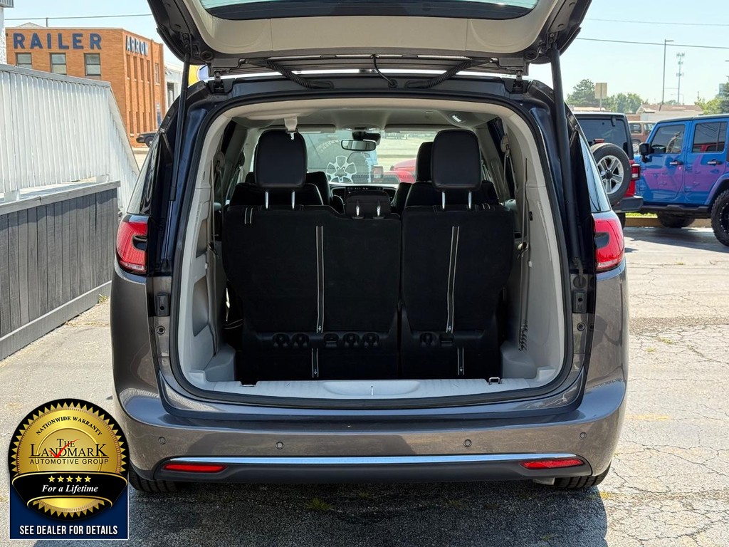 Chrysler Pacifica Vehicle Full-screen Gallery Image 21