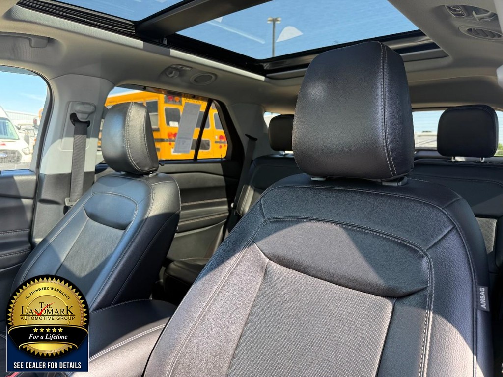 Ford Explorer Vehicle Full-screen Gallery Image 09