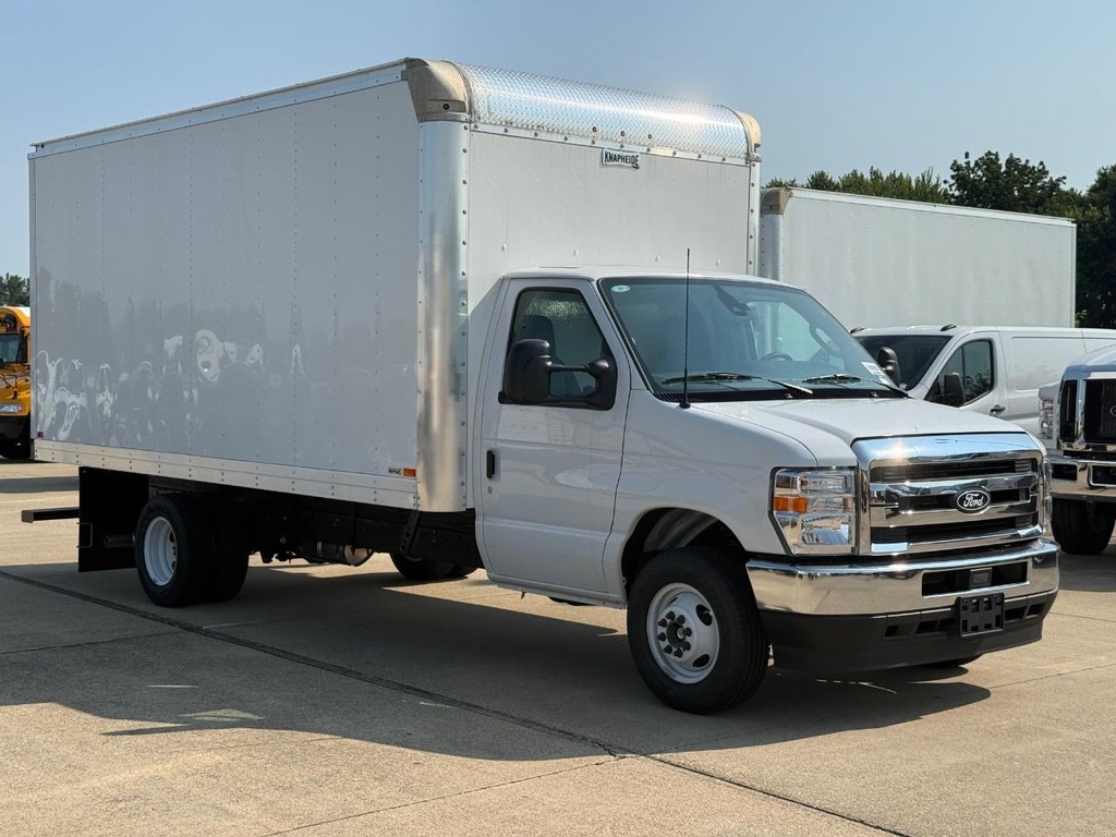Ford E-Series Cutaway Vehicle Full-screen Gallery Image 3