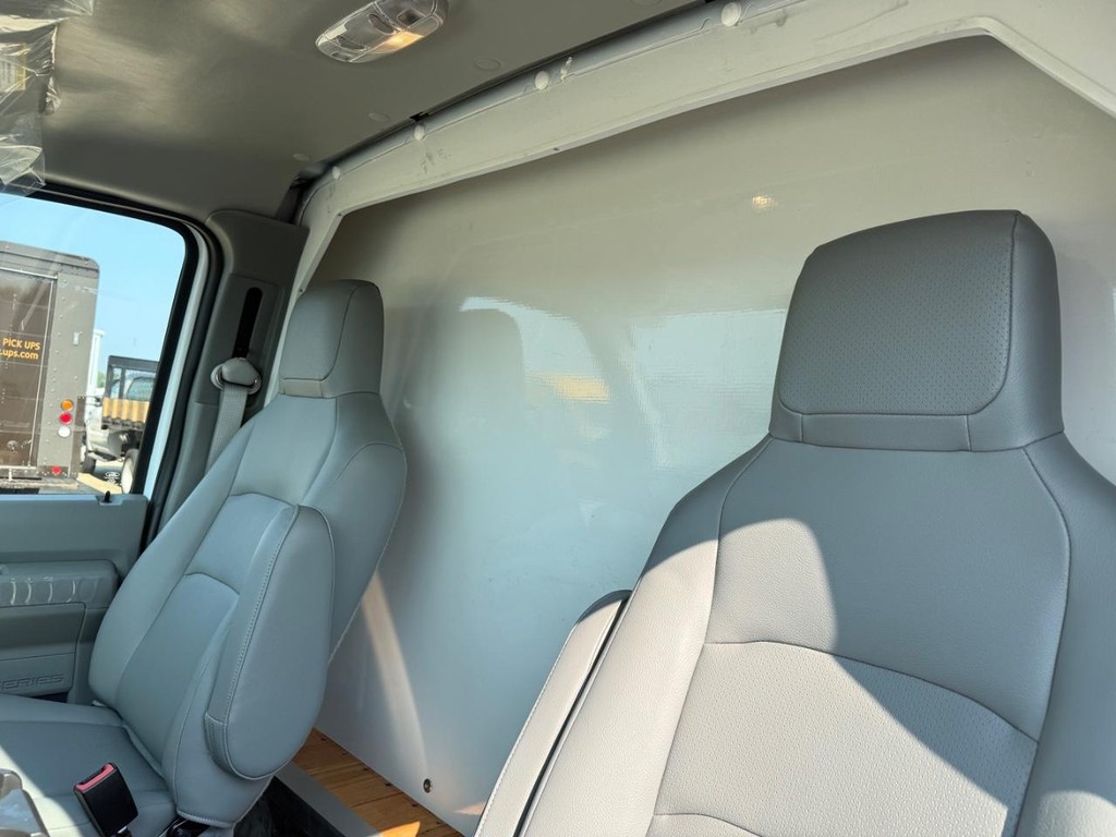 Ford E-Series Cutaway Vehicle Full-screen Gallery Image 9