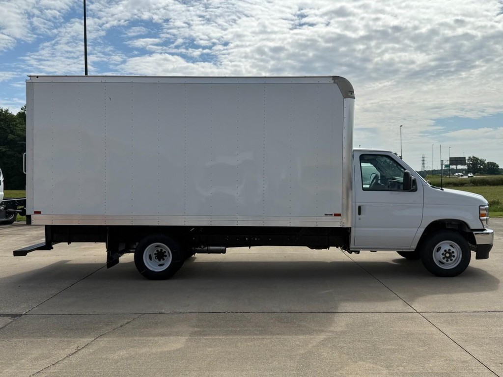 Ford E-Series Cutaway Vehicle Full-screen Gallery Image 4