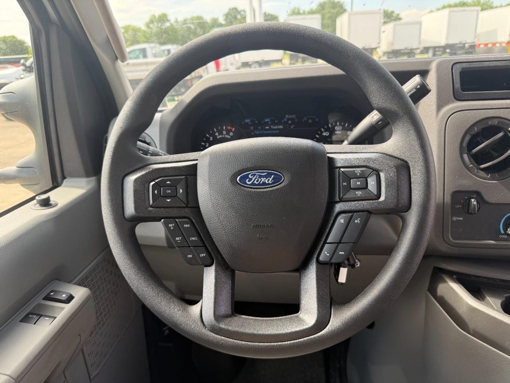 Ford E-Series Cutaway Vehicle Full-screen Gallery Image 14