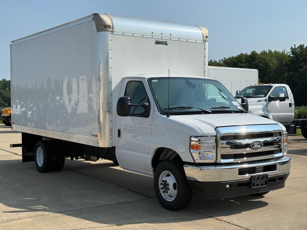 Ford E-Series Cutaway Vehicle Full-screen Gallery Image 3