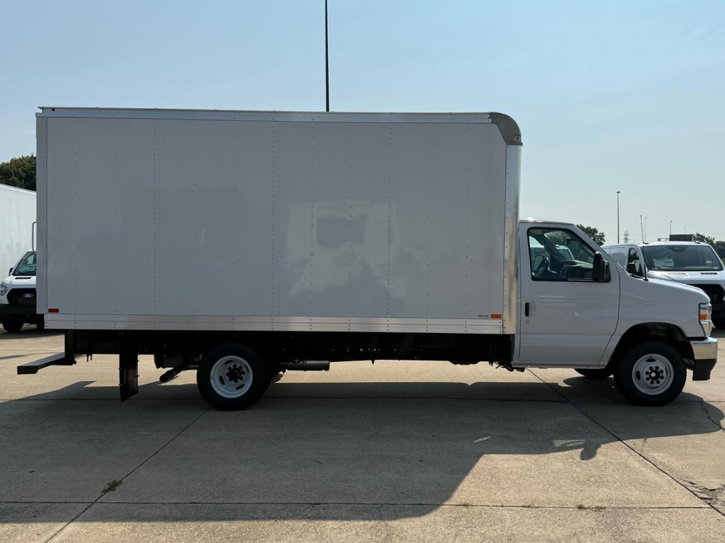 Ford E-Series Cutaway Vehicle Full-screen Gallery Image 4