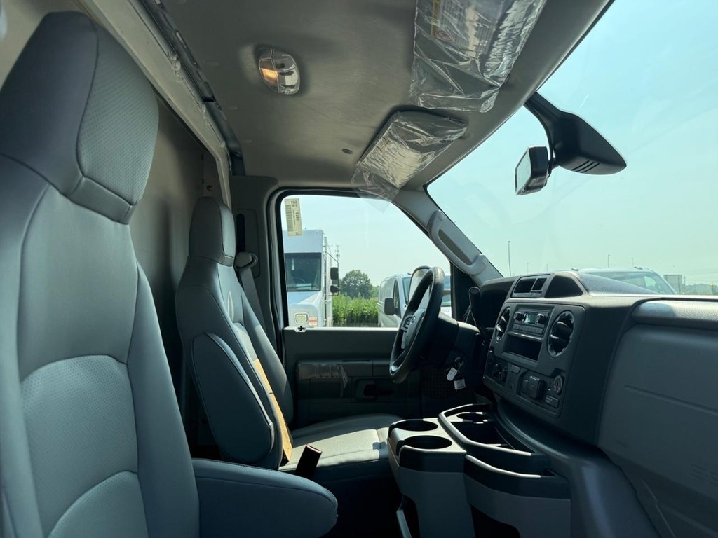 Ford E-Series Cutaway Vehicle Full-screen Gallery Image 14