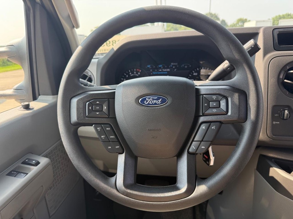 Ford E-Series Cutaway Vehicle Full-screen Gallery Image 16