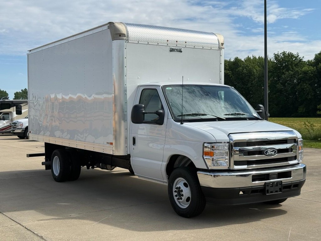 Ford E-Series Cutaway Vehicle Full-screen Gallery Image 3