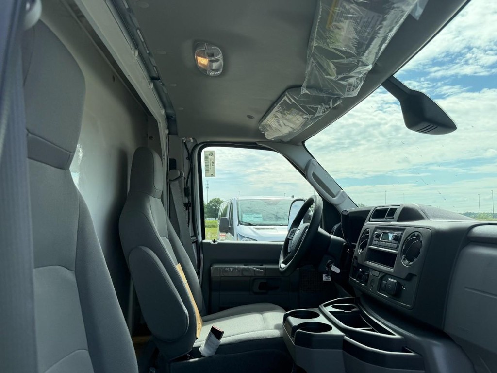 Ford E-Series Cutaway Vehicle Full-screen Gallery Image 13