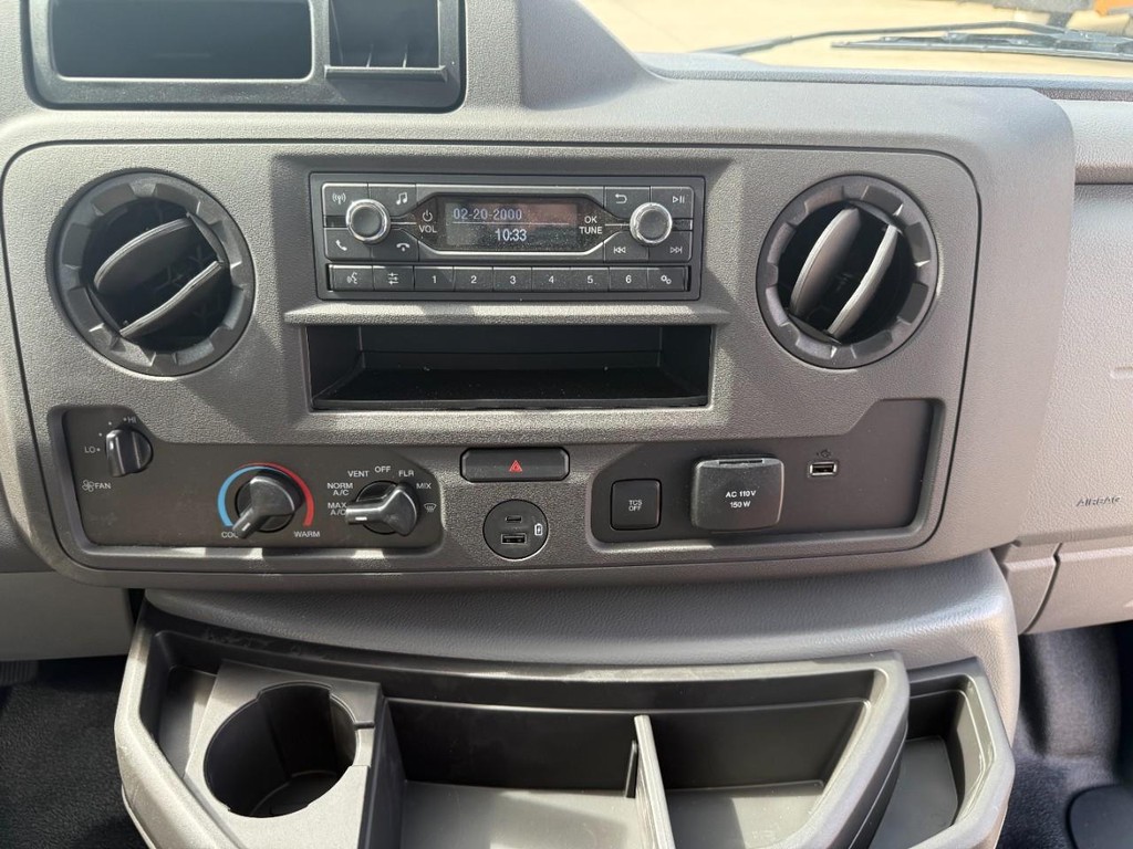 Ford E-Series Cutaway Vehicle Full-screen Gallery Image 16