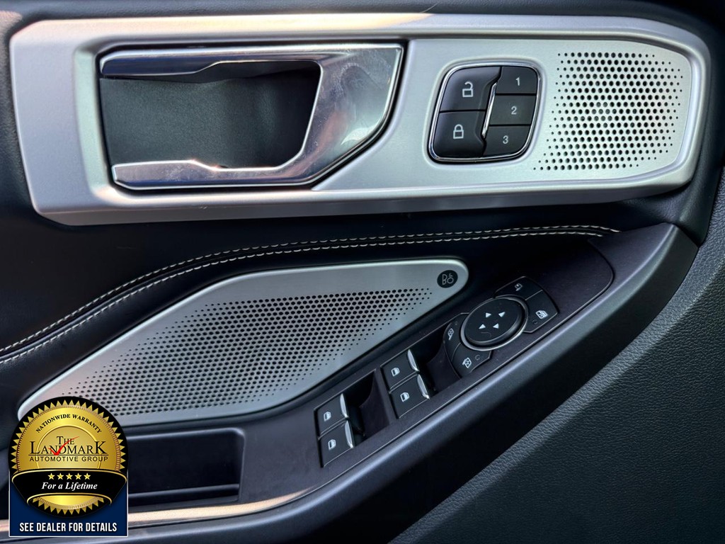 Ford Explorer Vehicle Full-screen Gallery Image 08