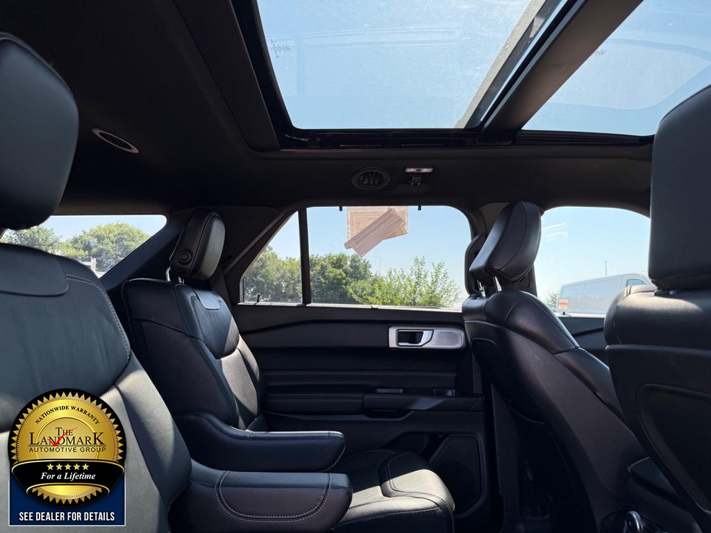 Ford Explorer Vehicle Full-screen Gallery Image 16