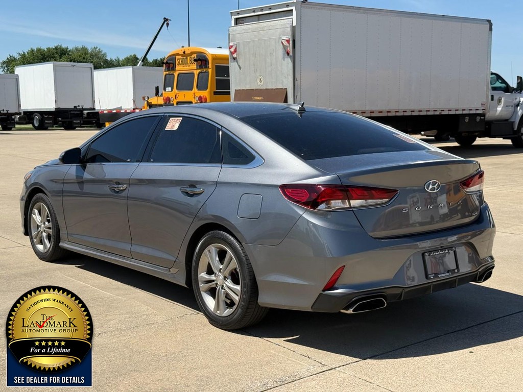 Hyundai Sonata Vehicle Full-screen Gallery Image 7