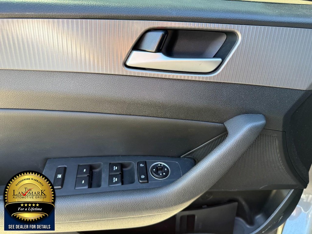 Hyundai Sonata Vehicle Full-screen Gallery Image 8