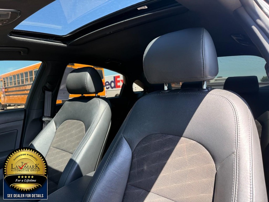 Hyundai Sonata Vehicle Full-screen Gallery Image 12