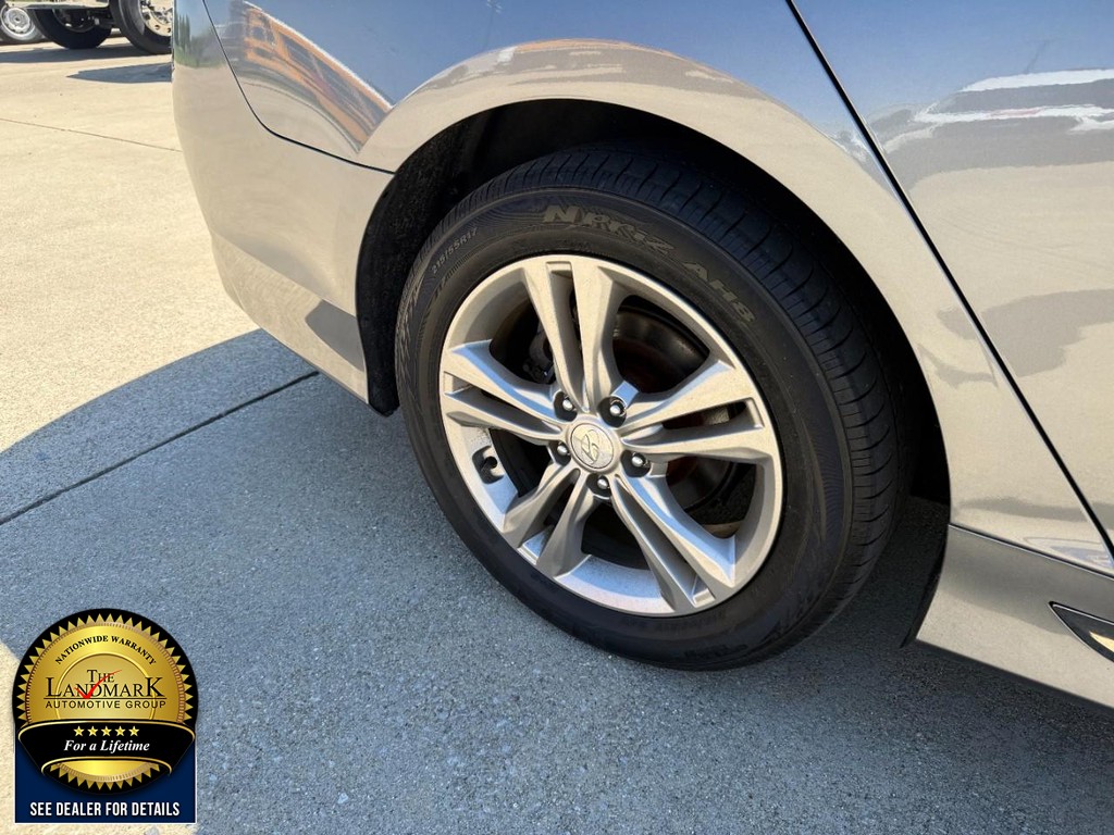 Hyundai Sonata Vehicle Full-screen Gallery Image 19