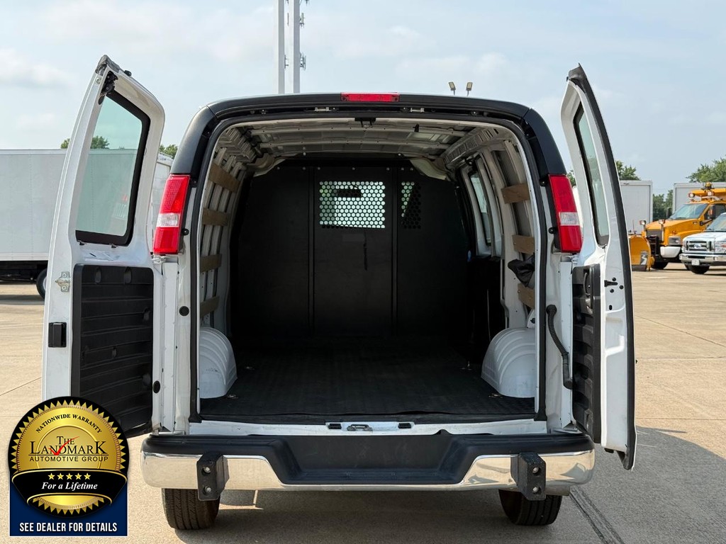 Chevrolet Express Cargo Van Vehicle Full-screen Gallery Image 18