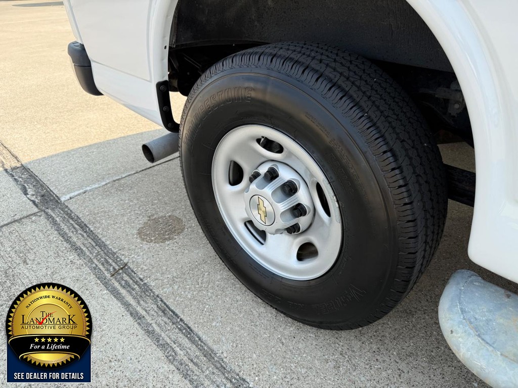 Chevrolet Express Cargo Van Vehicle Full-screen Gallery Image 19