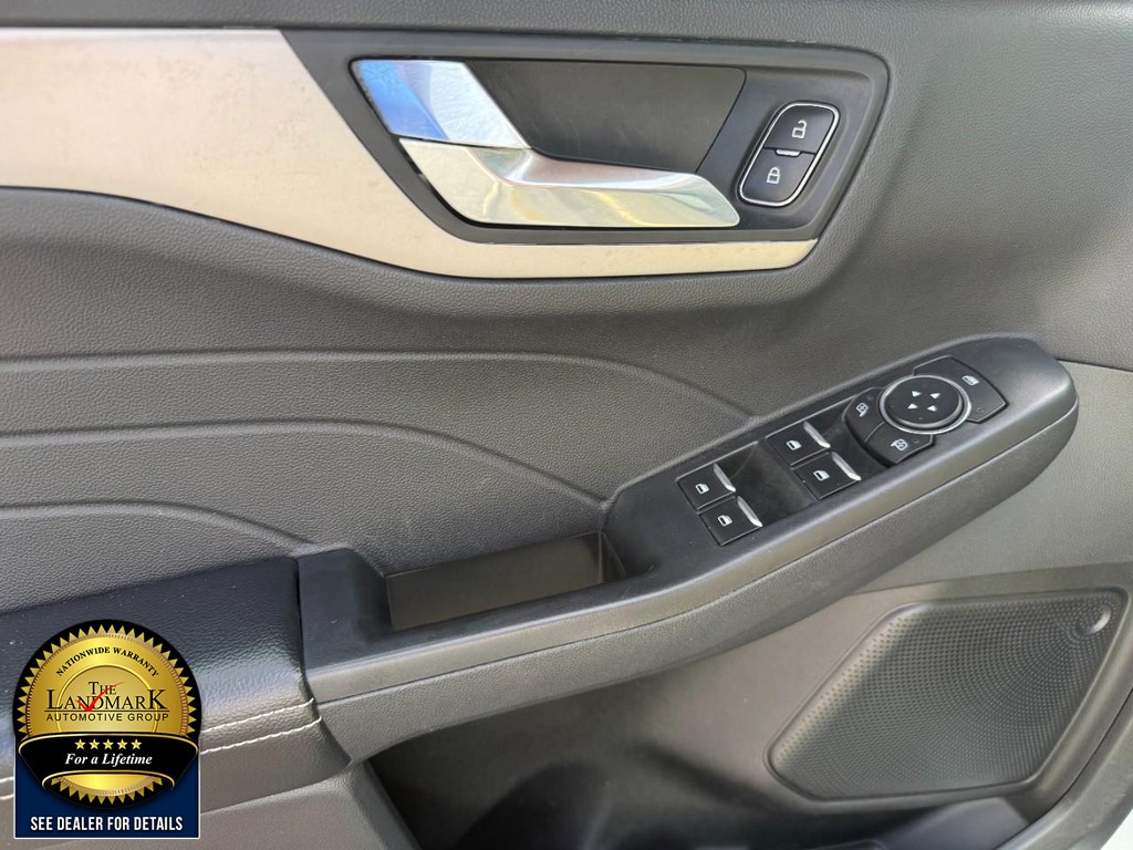 Ford Escape Vehicle Full-screen Gallery Image 08