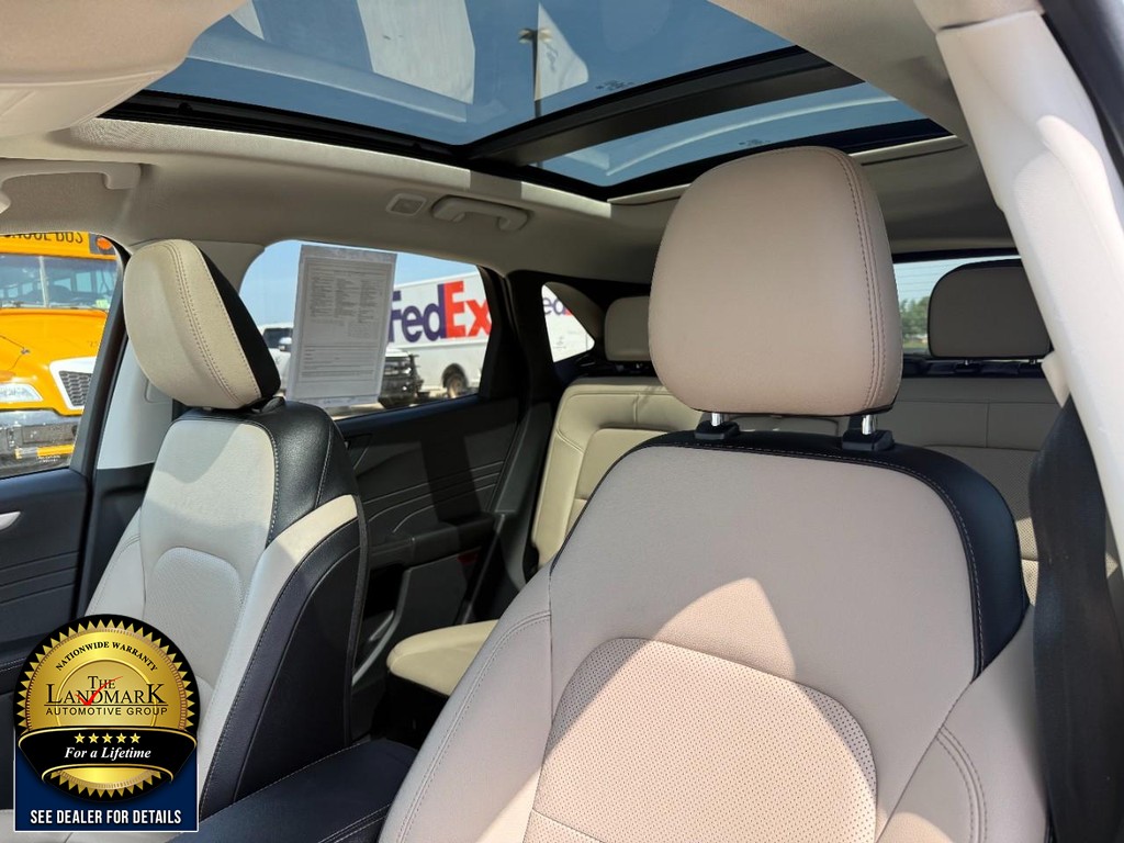 Ford Escape Vehicle Full-screen Gallery Image 09