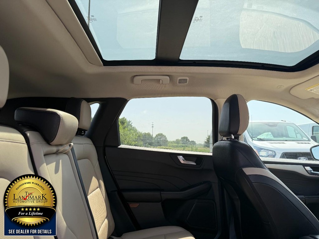 Ford Escape Vehicle Full-screen Gallery Image 15