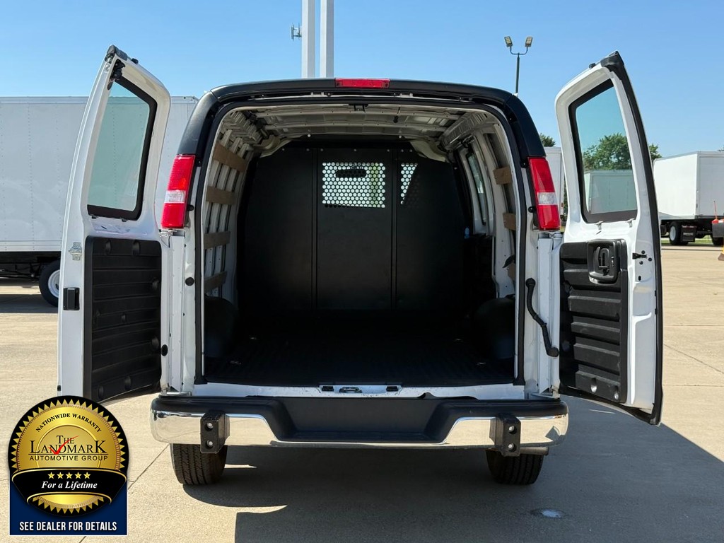 Chevrolet Express Cargo Van Vehicle Full-screen Gallery Image 18