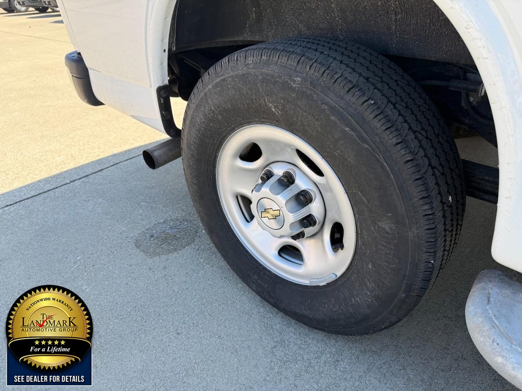 Chevrolet Express Cargo Van Vehicle Full-screen Gallery Image 19