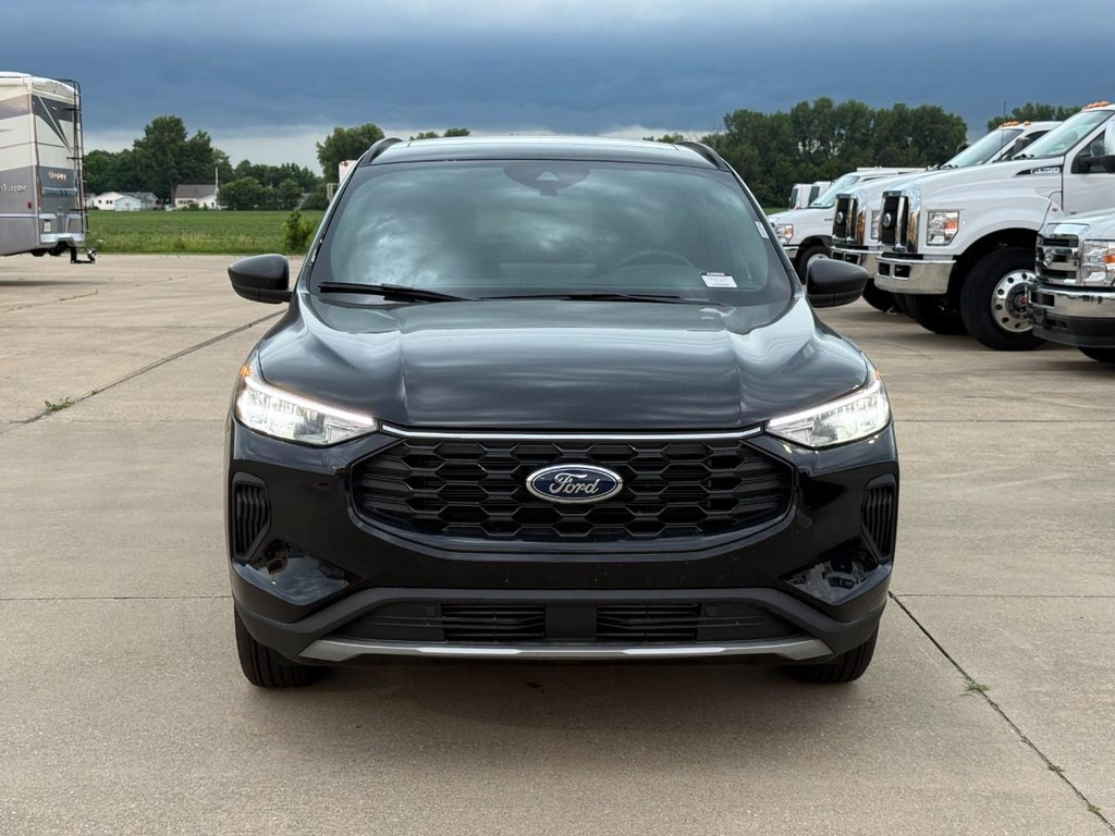 Ford Escape Vehicle Full-screen Gallery Image 2