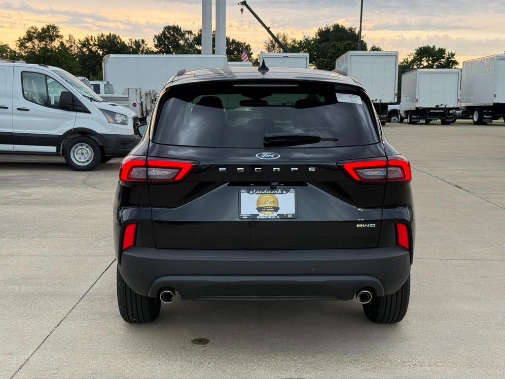 Ford Escape Vehicle Full-screen Gallery Image 6